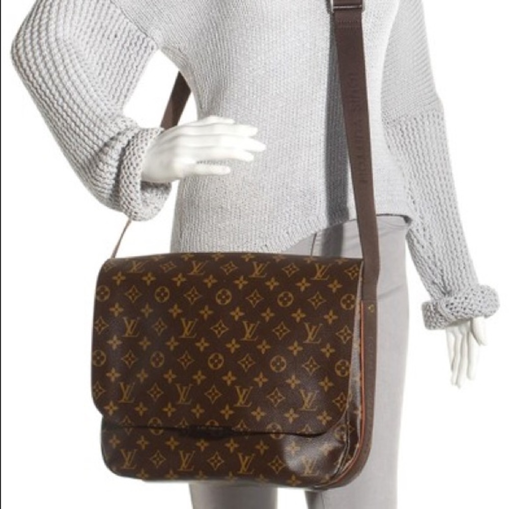 **SOLD** Authentic LV Beaubourg MM Messenger - Picture 1 of 8